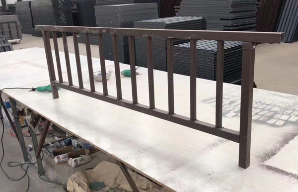 護欄生產(chǎn)車間
