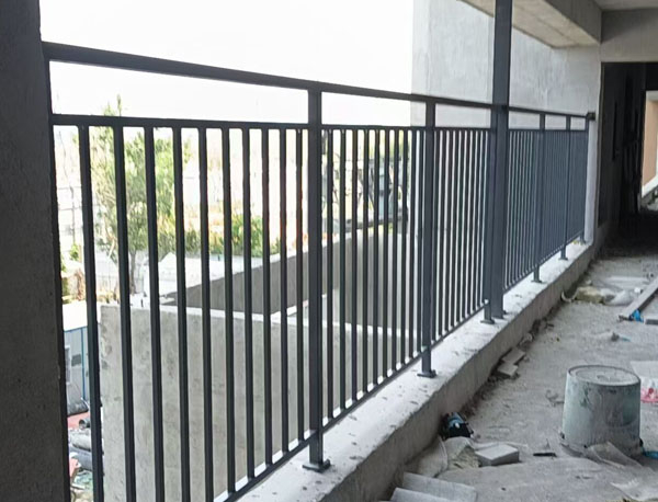 樓道間鋅鋼護(hù)欄欄桿安裝